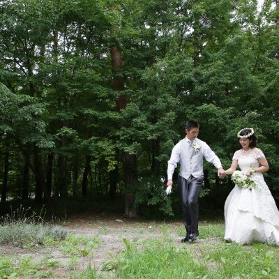 八ヶ岳の原風景が広がる空間とウエディングドレスが印象的な人気のロケーションフォト