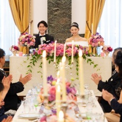 <br>【披露宴】最大120名まで着席可能！天井高8mからの煌びやかなシャンデリアが目を惹く大ホール