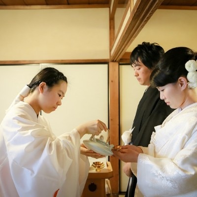 三々九度をそれぞれ交わされ…