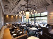 スタイリッシュなシャンデリアが印象的なダイニング。大きな窓からは自然光が降り注
